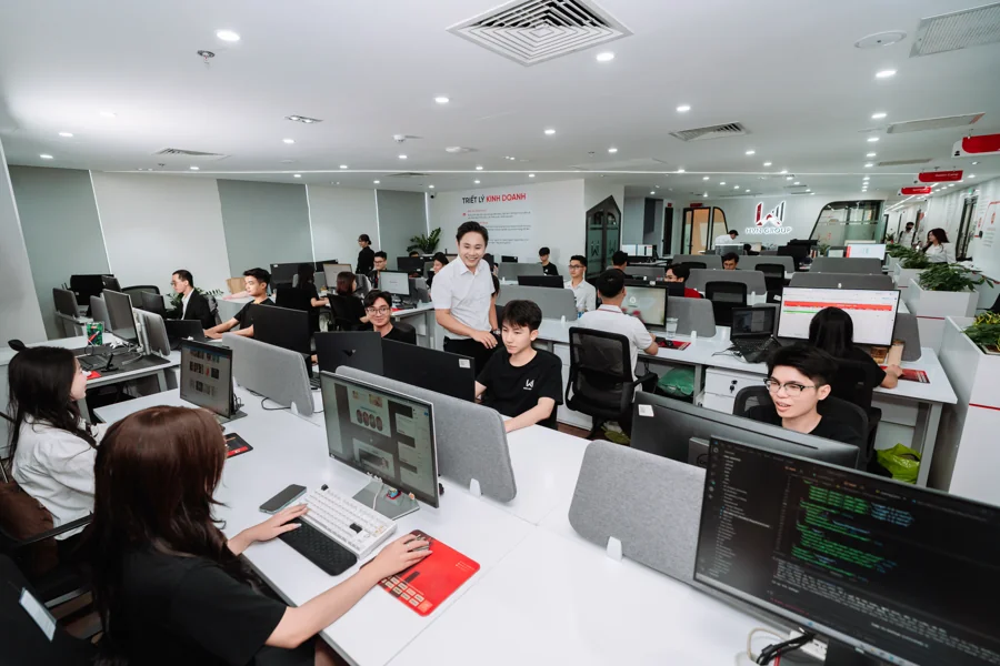 Đội ngũ HVN GROUP trao đổi công việc tại văn phòng
