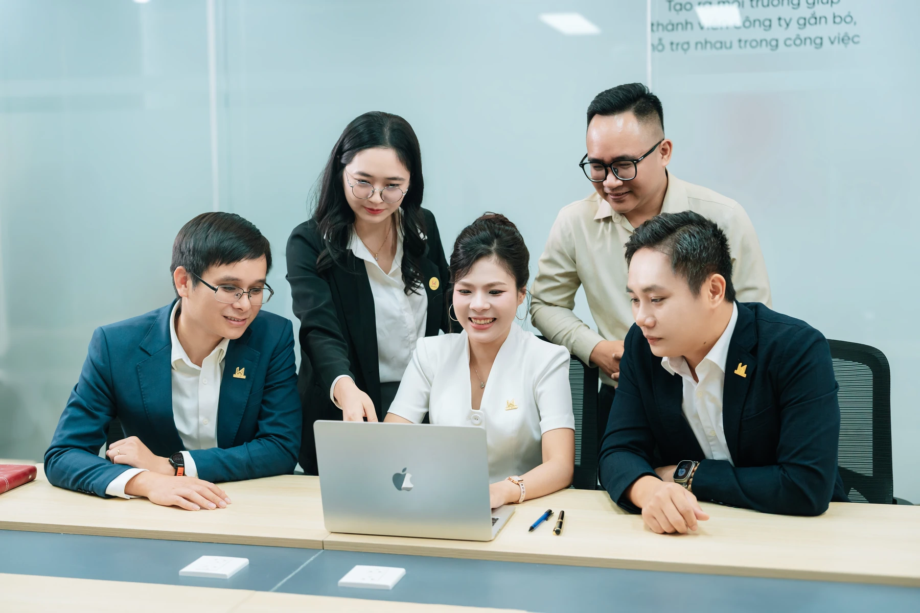 Năm thành viên HVN GROUP cùng trao đổi công việc bên laptop