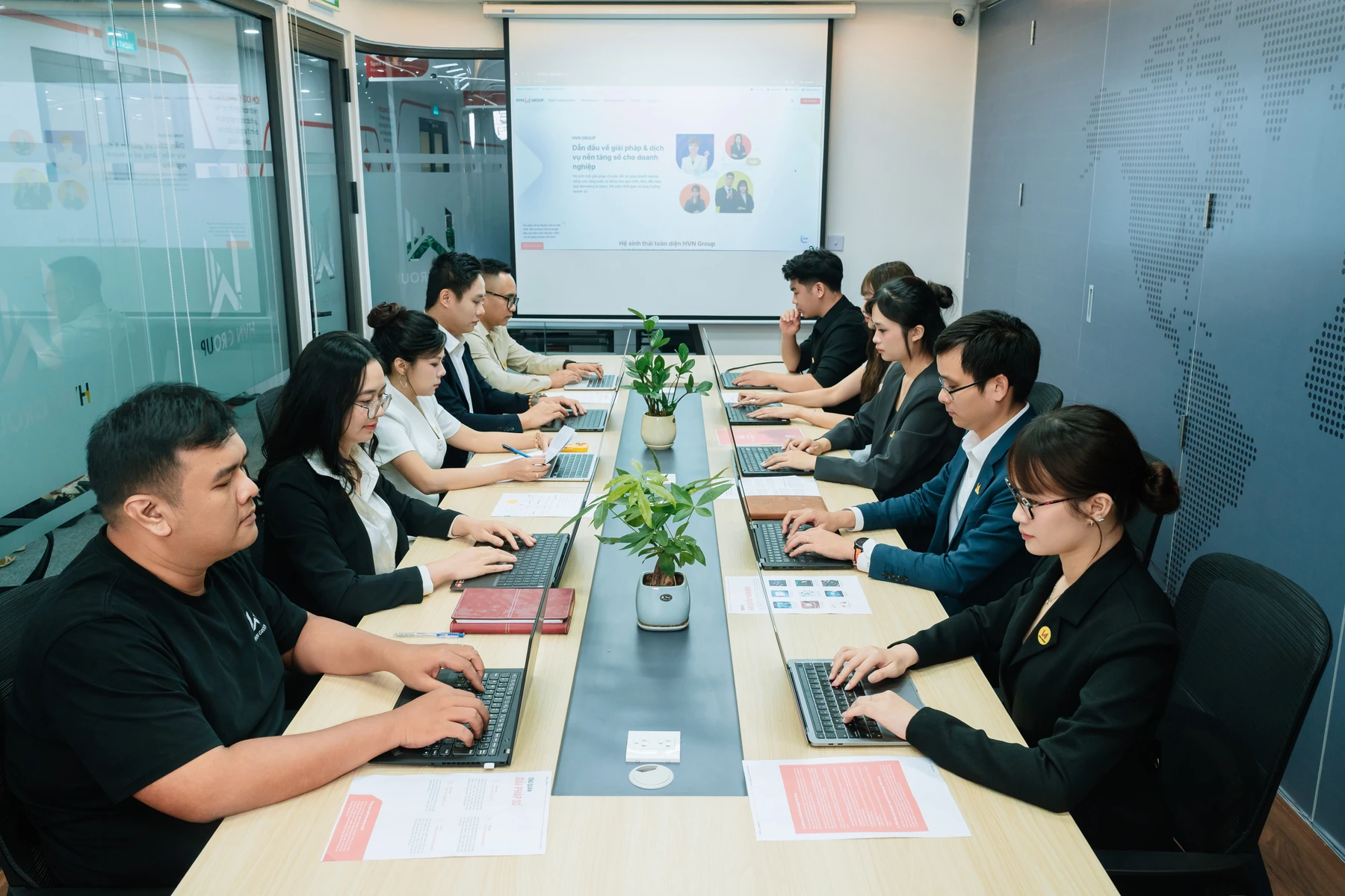 Đội ngũ cùng trao đổi công việc trong phòng họp