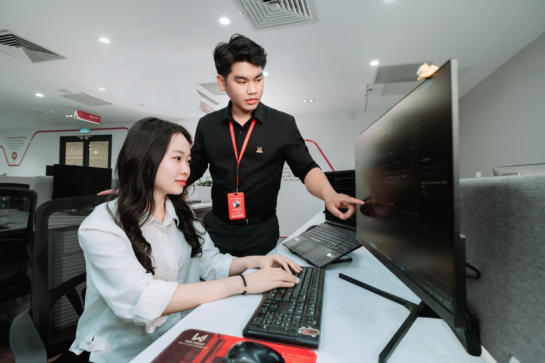 Trao đổi và hỗ trợ trực tiếp tại bàn làm việc