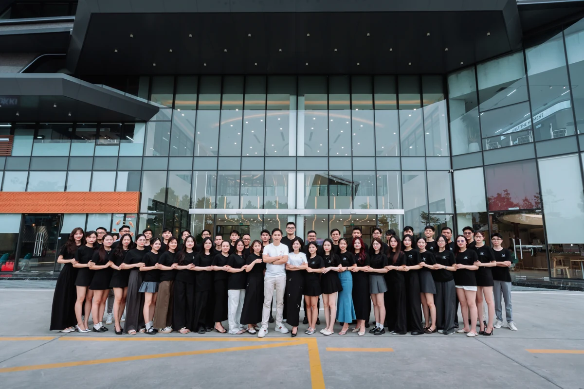 Ảnh tập thể đội ngũ HVN GROUP trước tòa nhà văn phòng